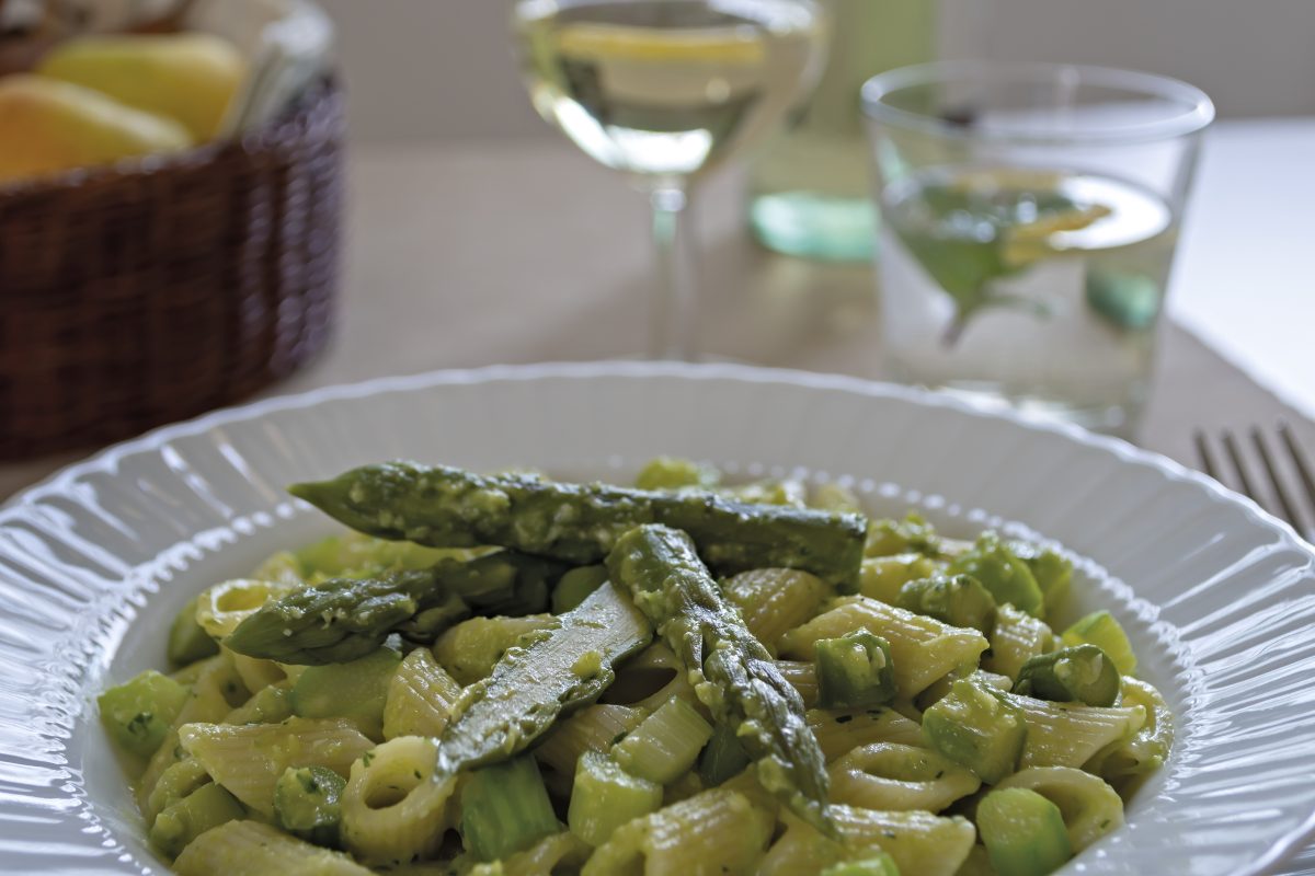 asparagi e parmigiano la pasta AdobeStock 245360905