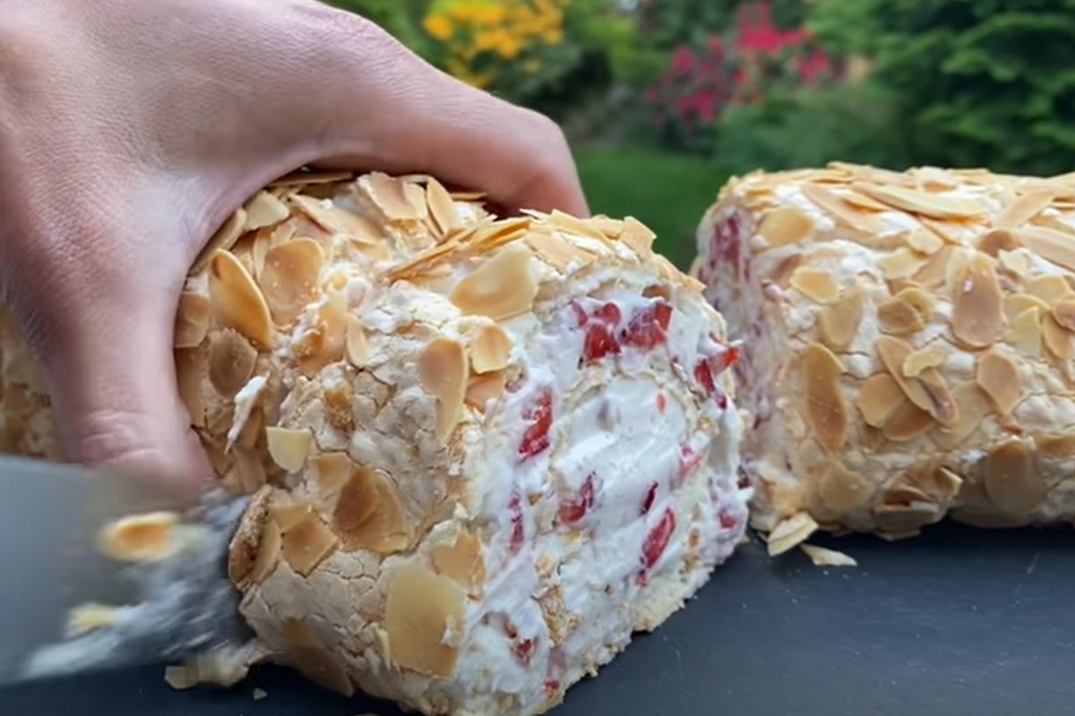 dolce cremoso fresco in 5 rotolo alle fragole