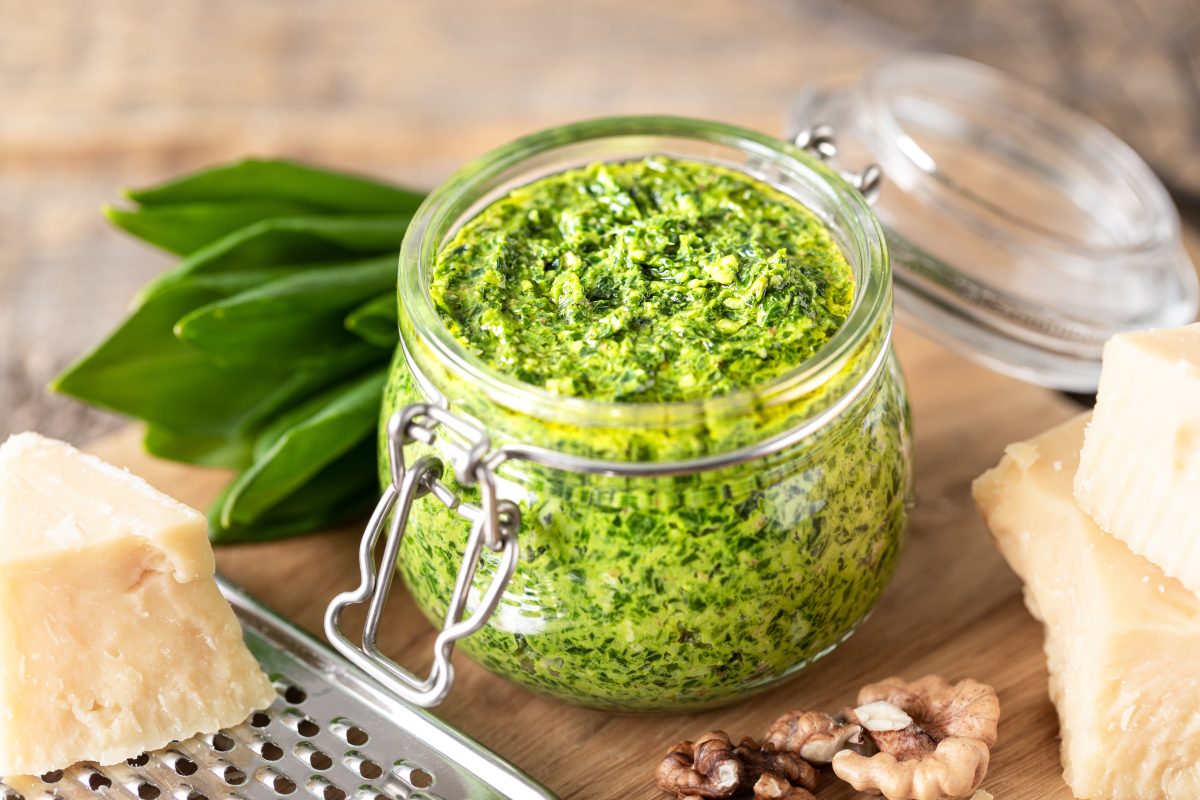 il pesto di zucchine leggero AdobeStock 339471899