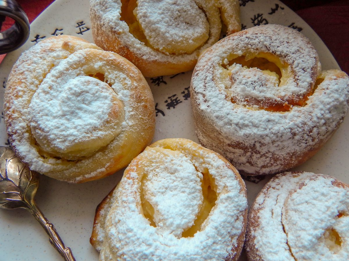 girelle brioches alla crema sofficissime AdobeStock 243998673 1