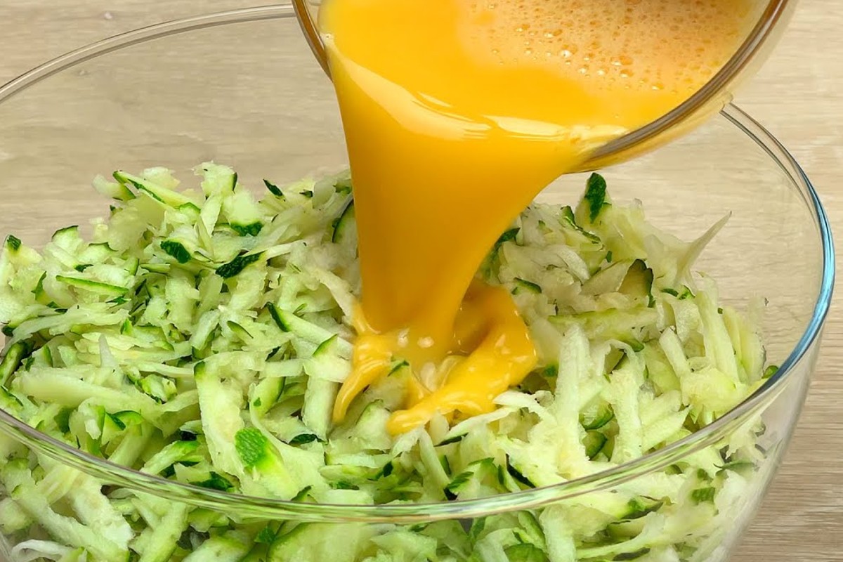 grattugia le zucchine e versa omelette di zucchine 2