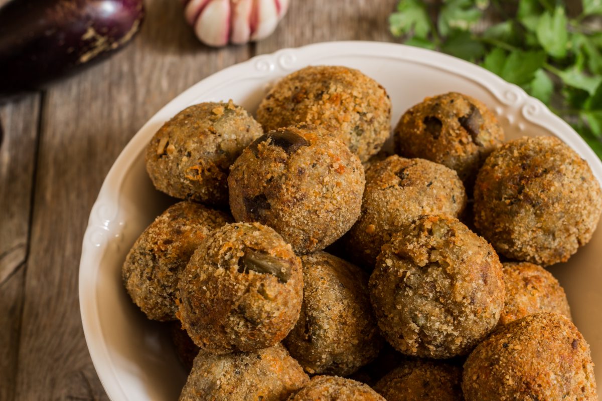 polpette di melanzane con ceci polpette di melanzane e ceci AdobeStock 392658536 1200x800 1