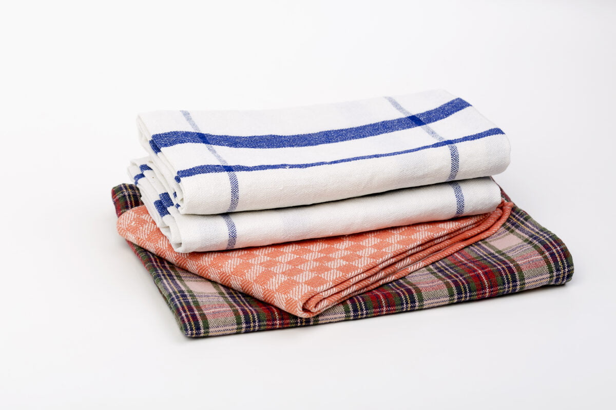 strofinacci da cucina con macchie AdobeStock 82607974 1200x800 1