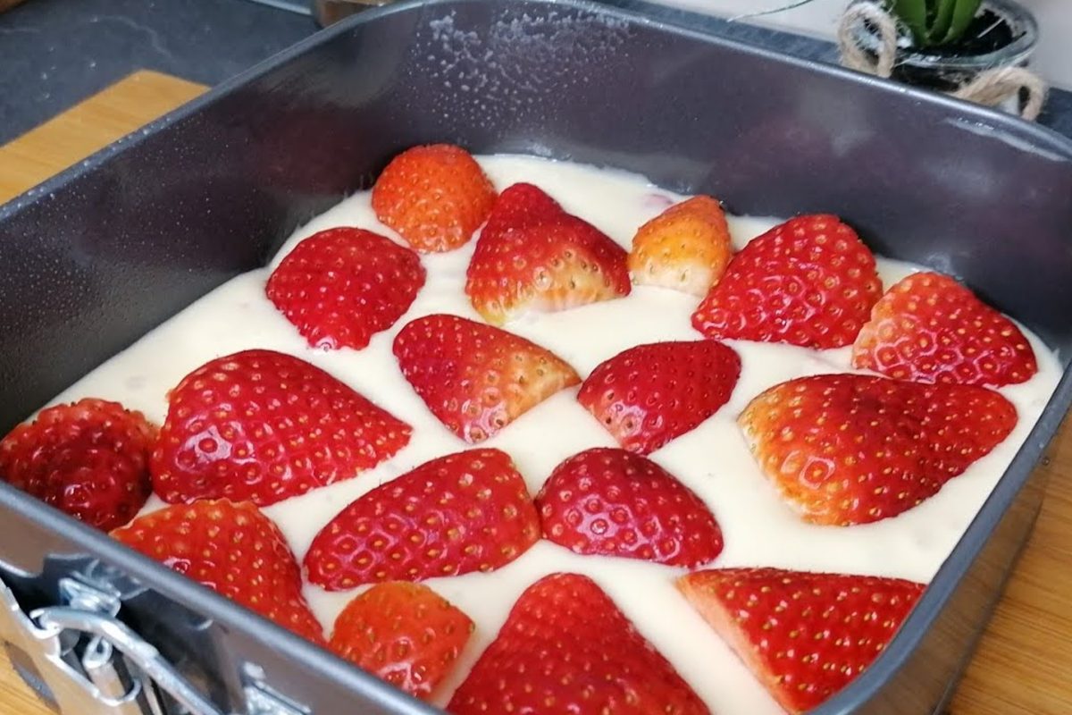 Tagliate le fragole e aggiungetele all’impasto | E’ così deliziosa che la farete spesso, ha solo 190 Kcal!