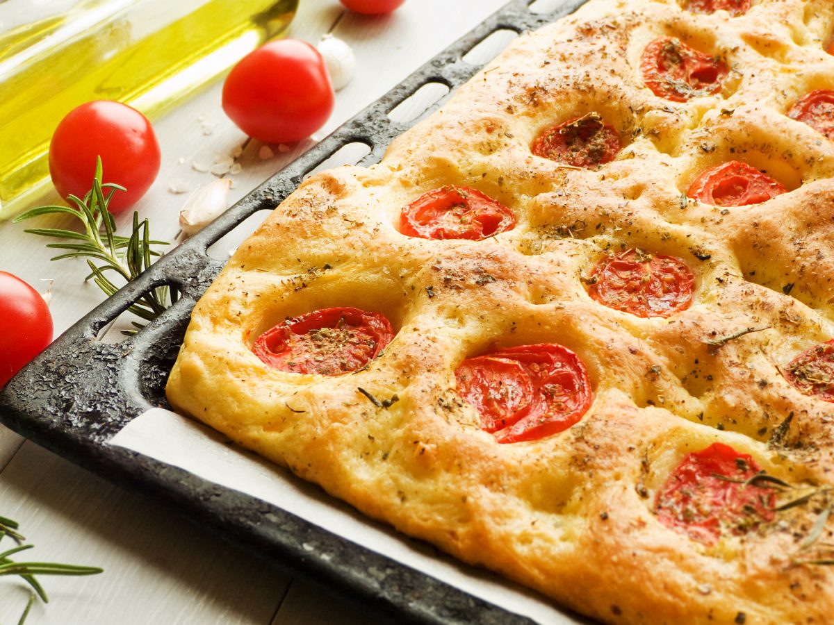 focaccia con pomodorini AdobeStock 258111179