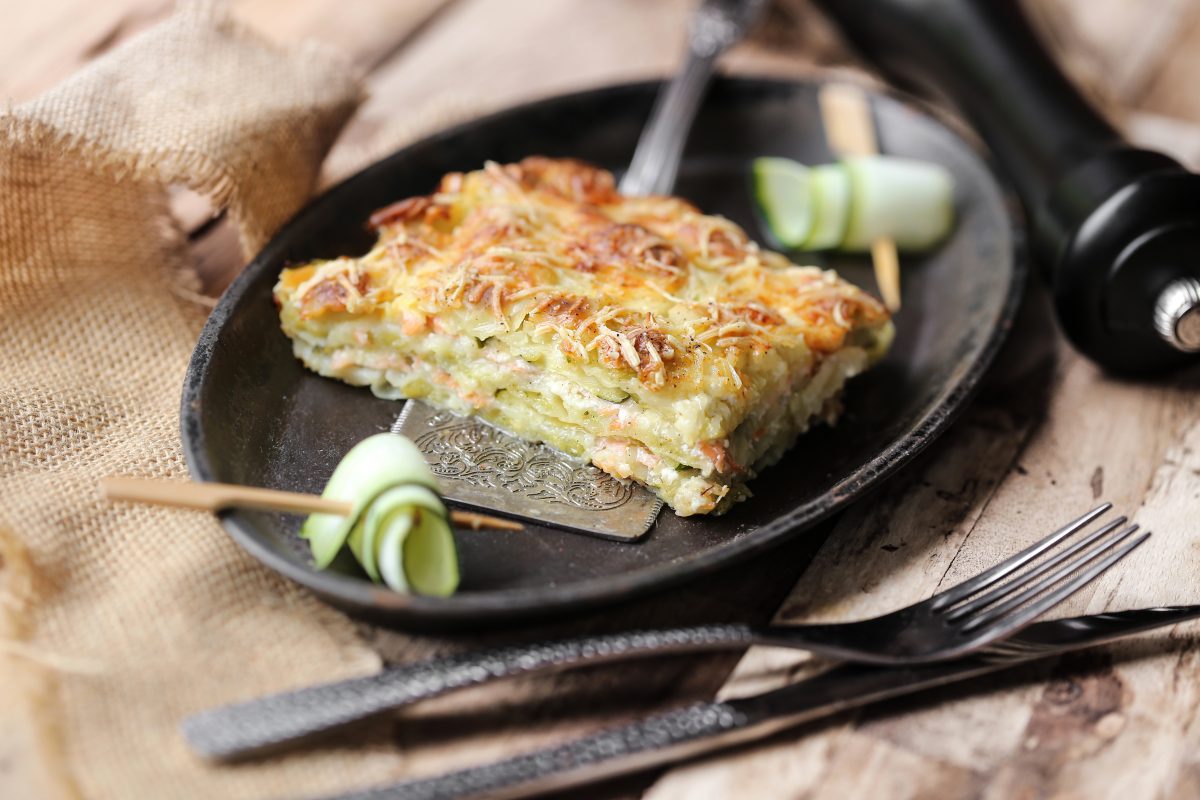 parmigiana bianca di zucchine crude AdobeStock 454530912