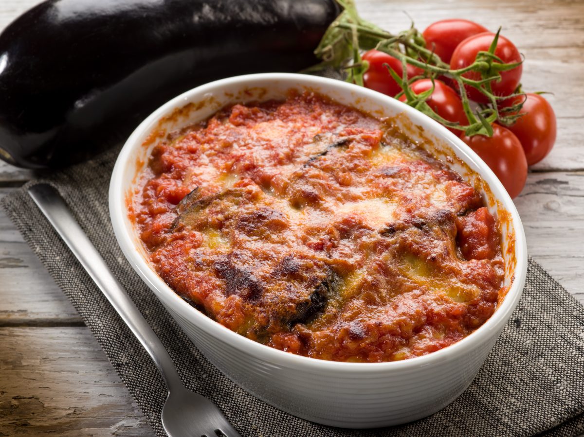 parmigiana di pasta con melanzane AdobeStock 47658270