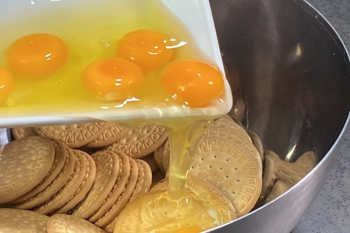 unisci le uova ai biscotti flan al caramello ma con biscotti