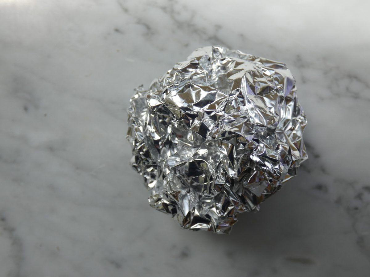 carta stagnola sul balcone perche AdobeStock 346211235