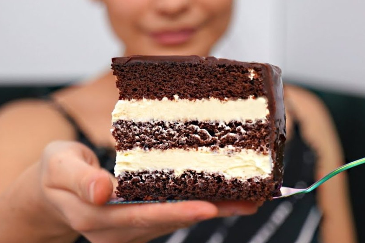 deliziosa torta al cioccolato con torta al cioccolato con farcia al latte