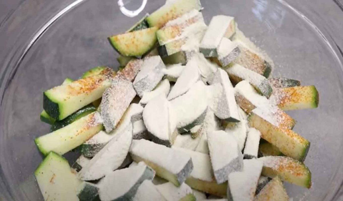 versa la farina sulle zucchine zucchine gratinate