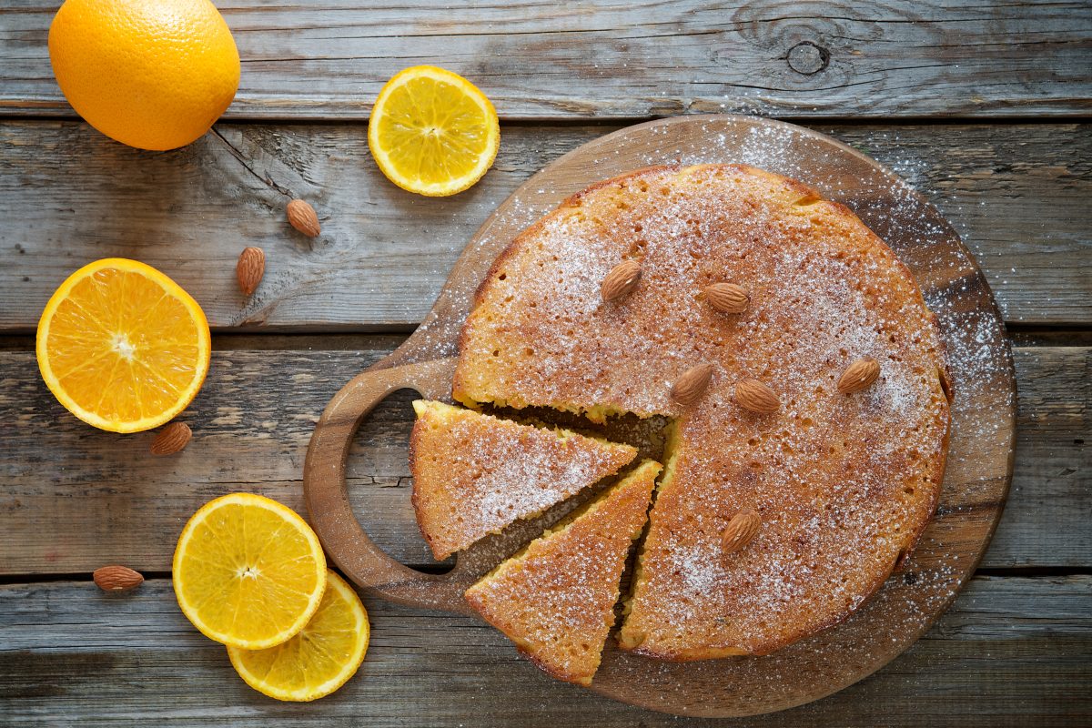 torta di mandorle senza farina AdobeStock 97180079