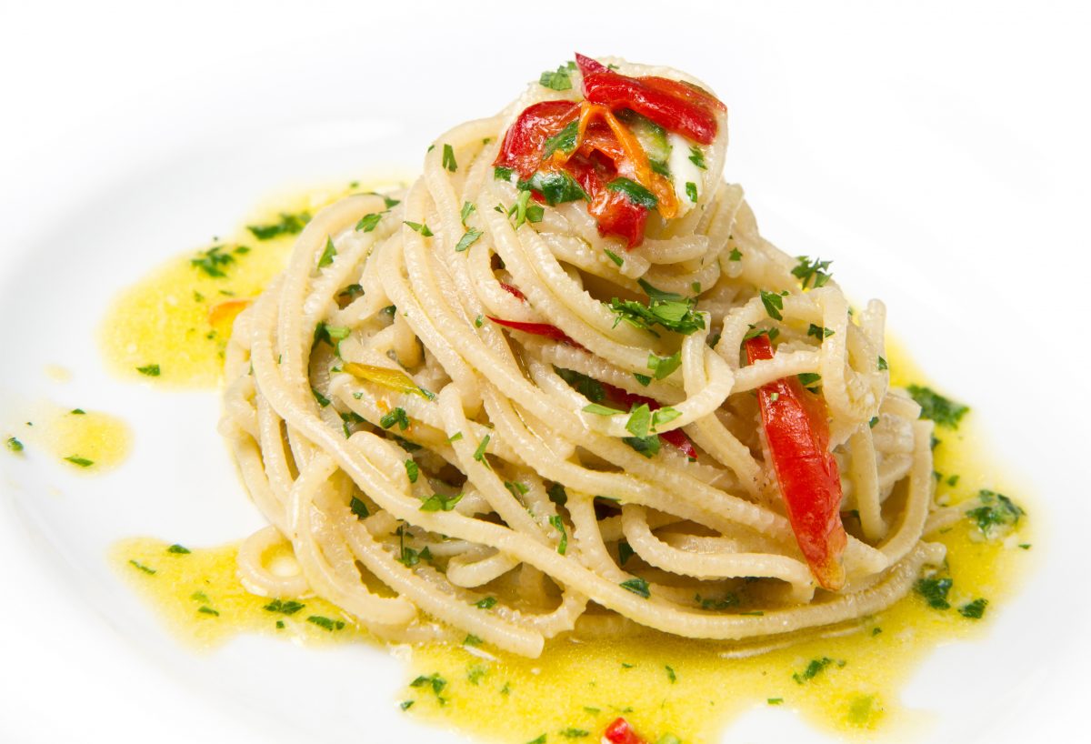 spaghetti aglio olio e peperoncino aglio e olio alla cannavacciuolo AdobeStock 92473637 1200x818 1