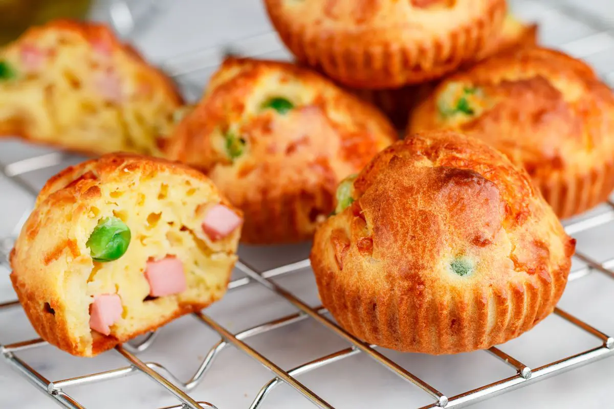 muffin salati per un aperitivo soffici muffin salati prosciutto e SH muffin prosciutto e piselli.jpg