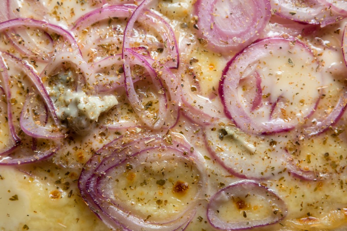 focaccia alle cipolle impasto veloce la focaccia alla cipolla con AdobeStock 346557539 scaled 1