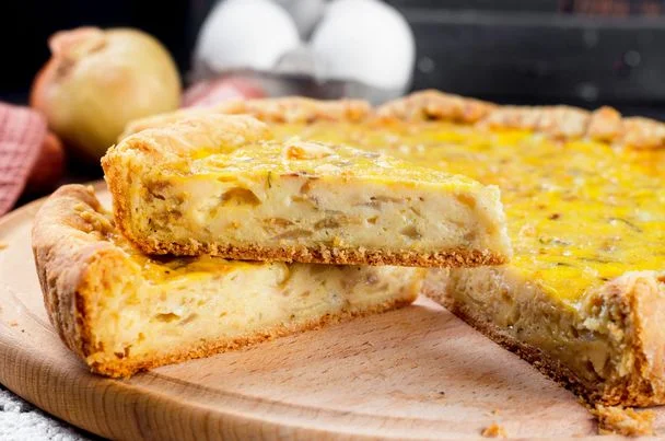 torta rustica con formaggio cipolle Torta salata di patate cipolle e formaggio.jpg