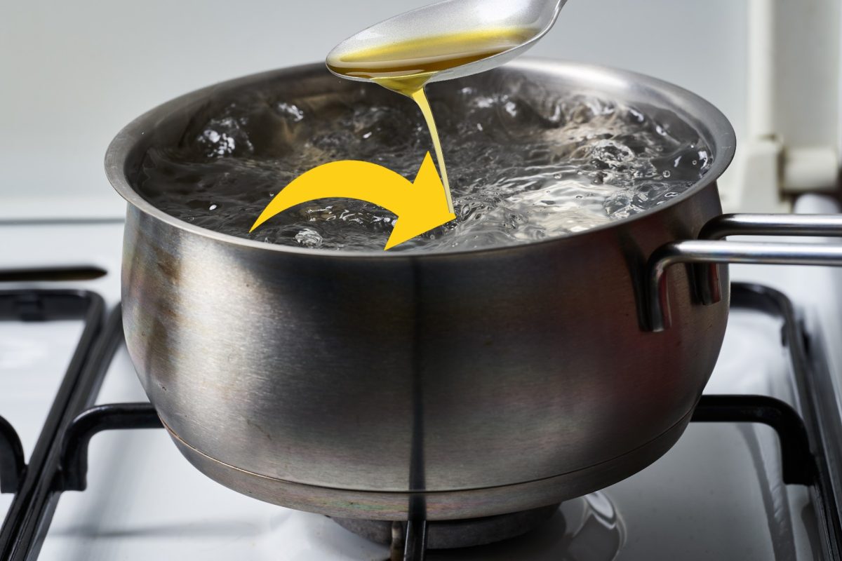 butta un cucchiaino dolio nellacqua olio acqua che bolle