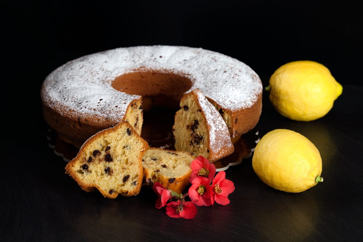 ciambella con gocce di cioccolato AdobeStock 101573438