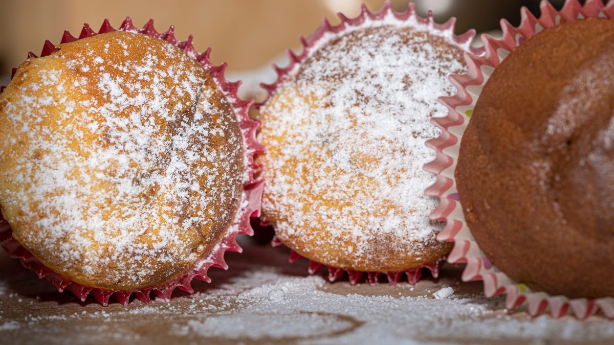 muffin al cocco prepara delle AdobeStock 395101188