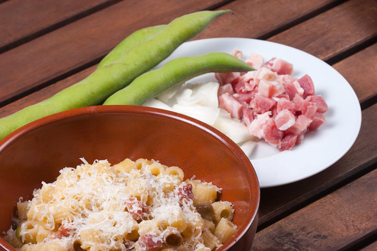 pesto di fave e guanciale AdobeStock 51492043