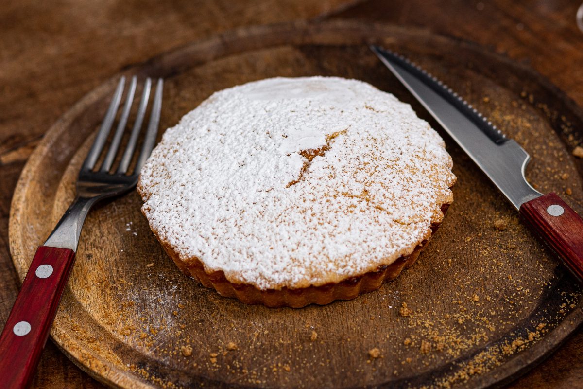 torta sfogliatella liscia il dolce torta napoletana frolla di sfogliatella AdobeStock 457405243 scaled 1