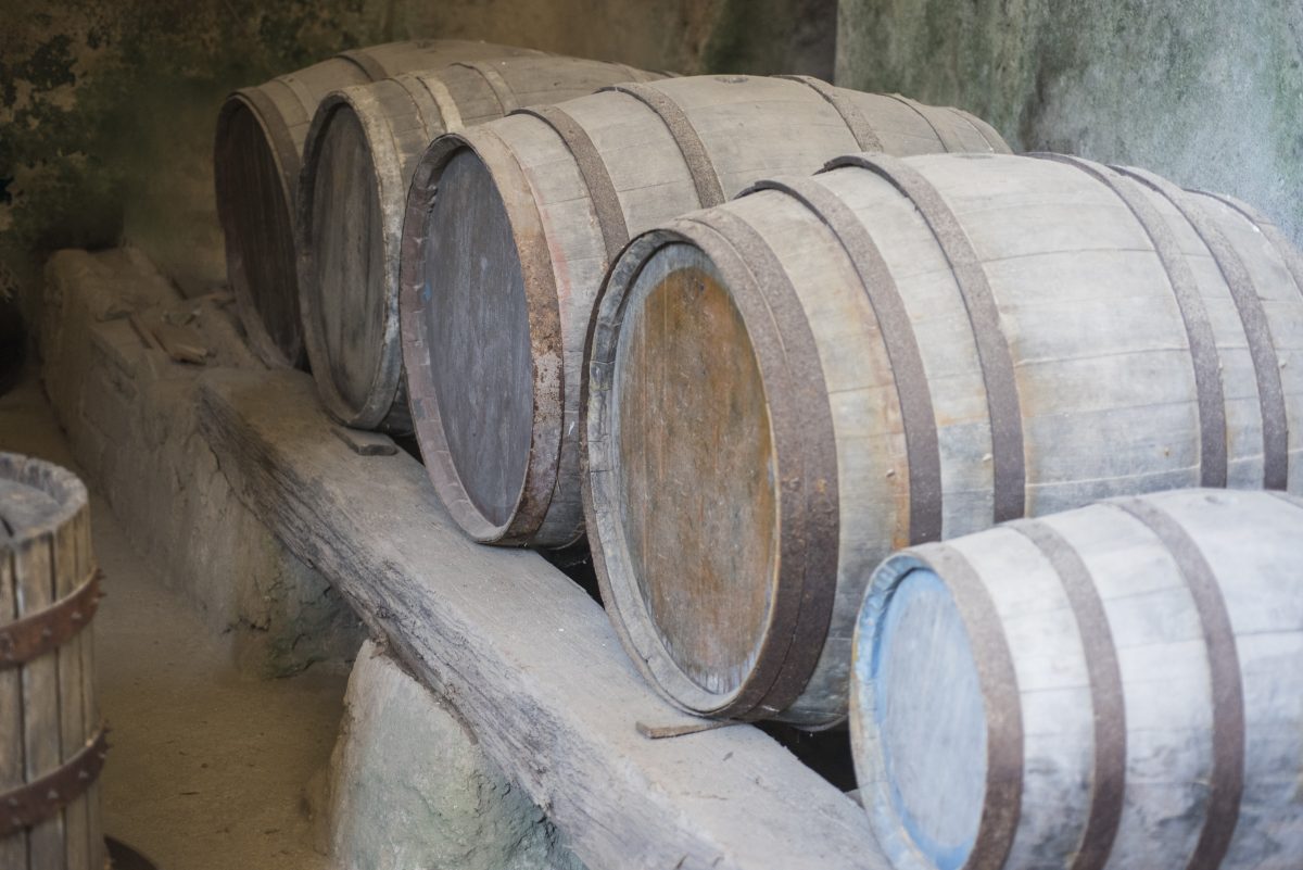 vecchie botti di vino riciclare AdobeStock 222841010