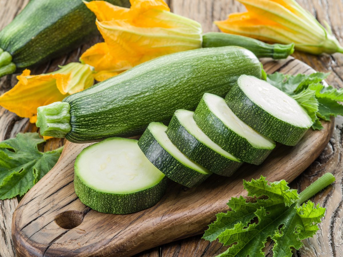 cucinare le zucchine prepara 3 AdobeStock 162886652