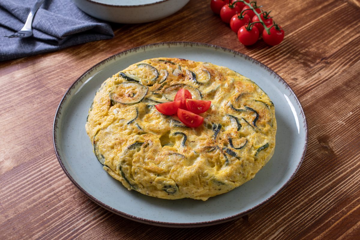 frittata di zucchine xxl falla frittata di zucchine in padella AdobeStock 454127534 scaled 1