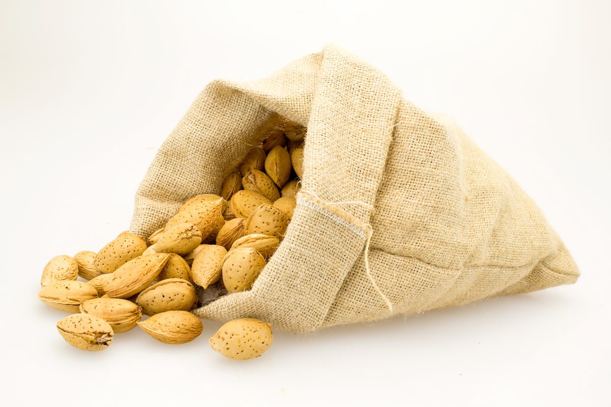 mandorle mangiale 2 volte al AdobeStock 47121862