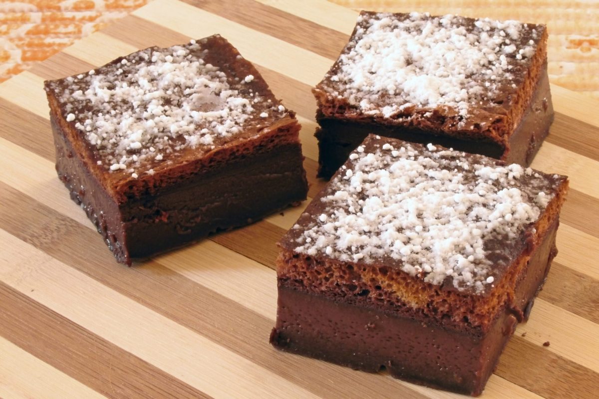 Torta magica al cacao scaled 1