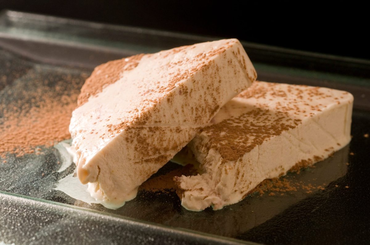 Semifreddo agli amaretti scaled 1